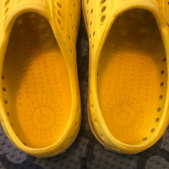 Like NEW Native Jefferson Yellow toddler shoes - Picture 7 of 9